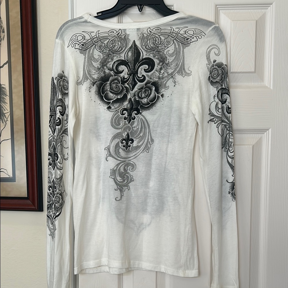 Black and White Fleur-de-Lis Long Sleeve Tee. Brand name says Cottyon - Picture 2 of 4